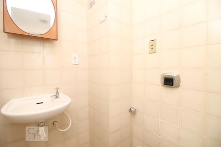 Banheiro de Serviço de apartamento para alugar com 2 quartos, 80m² em Rio Branco, Porto Alegre