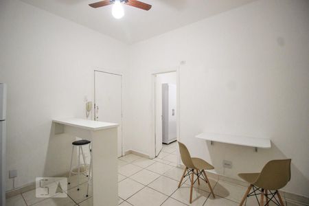 Sala e cozinha de kitnet/studio para alugar com 1 quarto, 44m² em Centro, Belo Horizonte