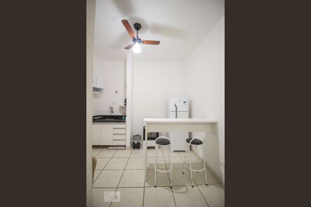 Sala e cozinha de kitnet/studio para alugar com 1 quarto, 44m² em Centro, Belo Horizonte