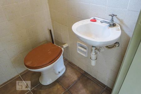 Banheiro de Serviço de casa de condomínio à venda com 3 quartos, 130m² em Butantã, São Paulo