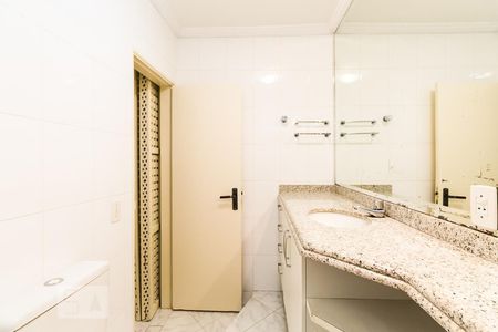 Banheiro de apartamento para alugar com 2 quartos, 70m² em Cerqueira César, São Paulo