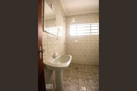 banheiro  de casa à venda com 3 quartos, 147m² em Vila Lemos, Campinas