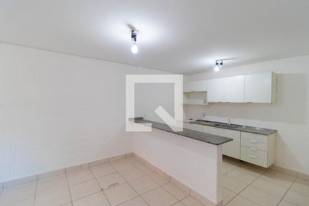 Sala de casa de condomínio para alugar com 2 quartos, 70m² em Vila Hollândia, Campinas