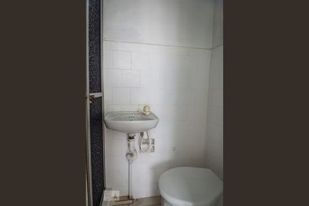 Banheiro de kitnet/studio para alugar com 1 quarto, 18m² em Copacabana, Rio de Janeiro