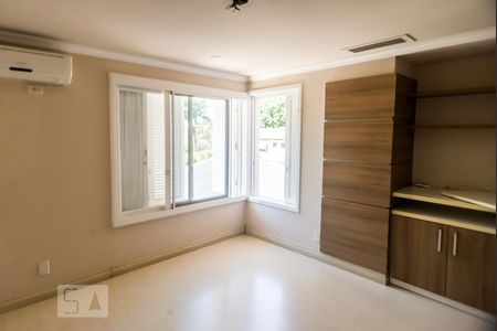 Suíte de casa à venda com 5 quartos, 330m² em Três Figueiras, Porto Alegre