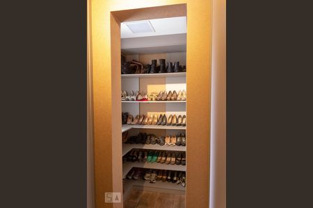 Apartamento à venda com 150m², 2 quartos e 3 vagas Apartamento à venda com 150m², 2 quartos e 3 vagasQuarto 2 - clouset