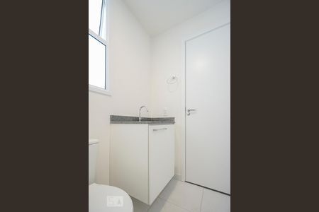 Banheiro social de apartamento à venda com 2 quartos, 73m² em Vila Califórnia, São Paulo