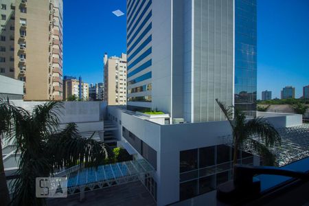 Vista da sala de kitnet/studio à venda com 1 quarto, 37m² em Petrópolis, Porto Alegre