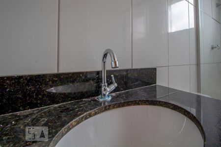 Banheiro de apartamento à venda com 2 quartos, 54m² em Aparecida, Belo Horizonte