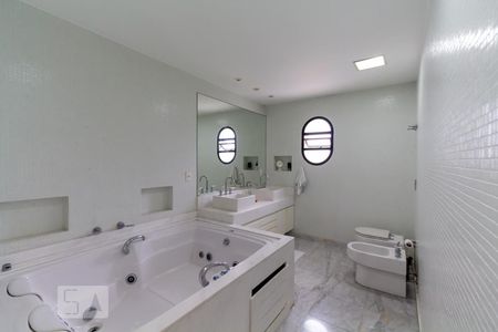 Banheiro da suíte 1 de apartamento para alugar com 3 quartos, 220m² em Vila Andrade, São Paulo