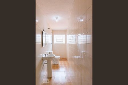 Banheiro de casa à venda com 2 quartos, 120m² em Vila Yolanda, Osasco
