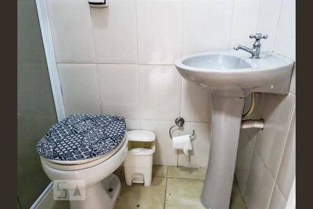 Banheiro de kitnet/studio para alugar com 1 quarto, 16m² em Ferreira, São Paulo