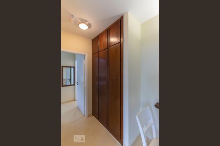 Hall da suíte de apartamento para alugar com 1 quarto, 50m² em Cambuí, Campinas