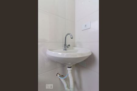 Banheiro - Torneira de casa de condomínio para alugar com 1 quarto, 45m² em Vila Granada, São Paulo