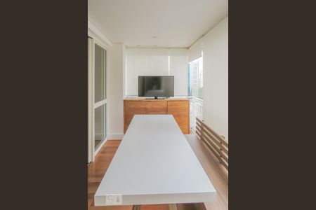 Varanda  de kitnet/studio para alugar com 1 quarto, 61m² em Itaim Bibi, São Paulo