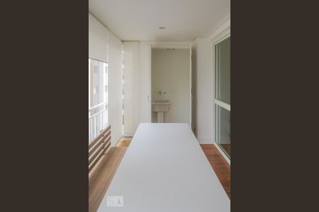 Varanda  de kitnet/studio para alugar com 1 quarto, 61m² em Itaim Bibi, São Paulo