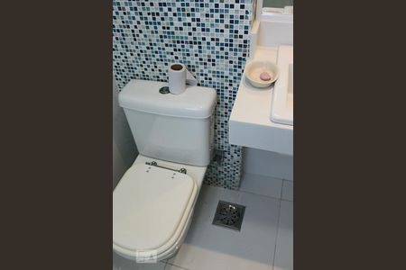 Banheiro da Suíte de apartamento para alugar com 3 quartos, 74m² em Barra da Tijuca, Rio de Janeiro