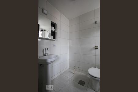 Banheiro de kitnet/studio para alugar com 1 quarto, 50m² em Centro, Campinas