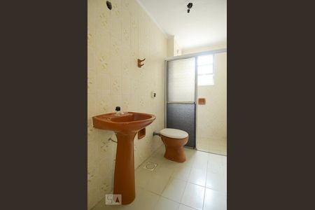 Banheiro de apartamento à venda com 3 quartos, 65m² em Nonoai, Porto Alegre