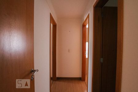 Corredor de apartamento para alugar com 2 quartos, 73m² em Vila Itapura, Campinas