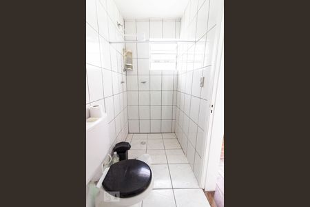 Banheiro de apartamento à venda com 1 quarto, 47m² em Vila Ipiranga, Porto Alegre