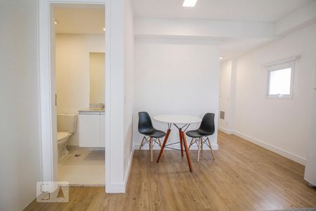 Sala e Banheiro de kitnet/studio para alugar com 1 quarto, 47m² em Santa Cecília, São Paulo