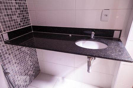 Banheiro da Suíte 1 de casa de condomínio para alugar com 2 quartos, 70m² em Todos Os Santos, Rio de Janeiro