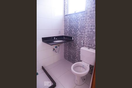 Banheiro da Suíte 2 de casa de condomínio para alugar com 2 quartos, 70m² em Todos Os Santos, Rio de Janeiro