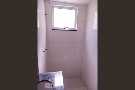 Banheiro  1 SUITE de casa de condomínio para alugar com 2 quartos, 70m² em Todos Os Santos, Rio de Janeiro