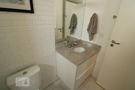 Banheiro de kitnet/studio para alugar com 1 quarto, 42m² em Vila Lídia, Campinas