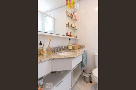 Banheiro de apartamento à venda com 2 quartos, 66m² em São João, Porto Alegre
