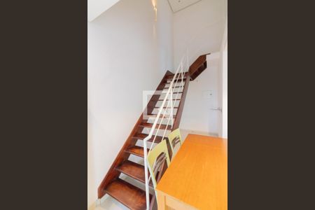 Escada de apartamento para alugar com 2 quartos, 70m² em Vila Uberabinha, São Paulo