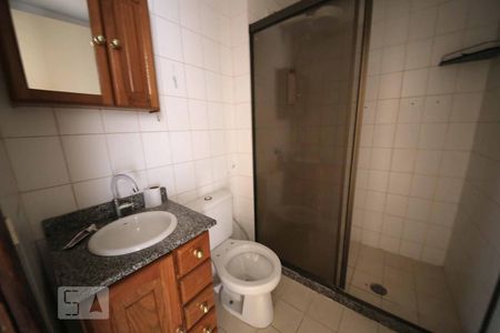 Banheiro de apartamento à venda com 2 quartos, 60m² em Santa Rosa, Niterói