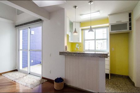 Cozinha de apartamento para alugar com 1 quarto, 60m² em Cambuí, Campinas