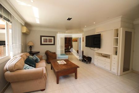 Sala de estar de casa de condomínio à venda com 4 quartos, 320m² em Ipanema, Porto Alegre