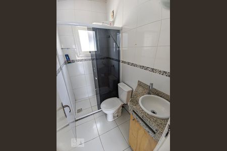 Banheiro de casa de condomínio para alugar com 2 quartos, 85m² em Scharlau, São Leopoldo