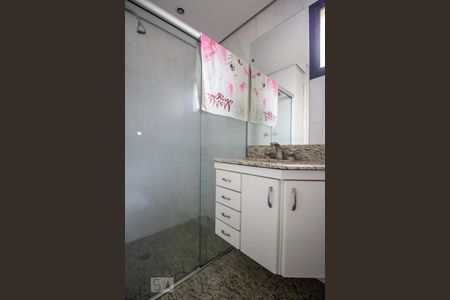 Banheiro social de apartamento à venda com 3 quartos, 113m² em Sumaré, São Paulo