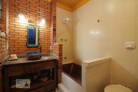 Banheiro de apartamento à venda com 2 quartos, 84m² em Petrópolis, Porto Alegre