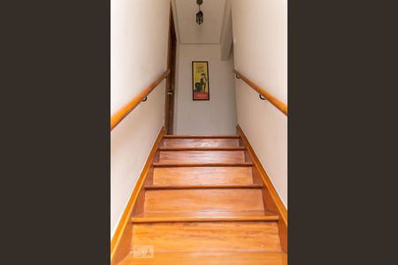 Casa para alugar com 200m², 3 quartos e 2 vagas Casa para alugar com 200m², 3 quartos e 2 vagasEscadas