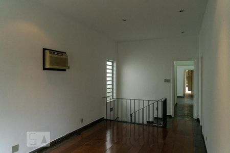 Sala de casa à venda com 5 quartos, 240m² em Água Branca, São Paulo