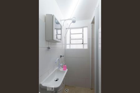 Banheiro de kitnet/studio para alugar com 1 quarto, 16m² em Aclimação, São Paulo