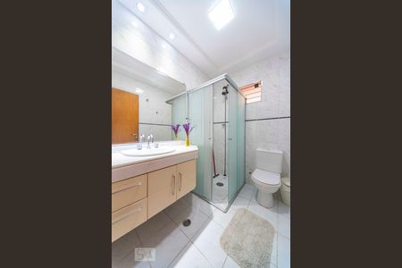 Banheiro  de casa à venda com 3 quartos, 270m² em Jardim Stella, Santo André