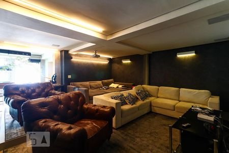 Casa de condomínio à venda com 700m², 5 quartos e 7 vagasSala de TV