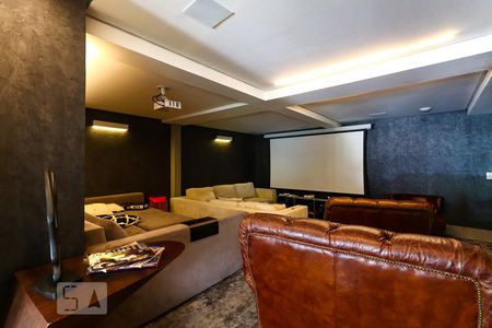 Casa de condomínio à venda com 700m², 5 quartos e 7 vagasSala de TV