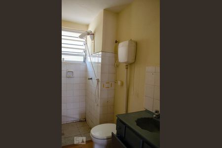 Banheiro  de apartamento para alugar com 2 quartos, 60m² em São Sebastião, Porto Alegre