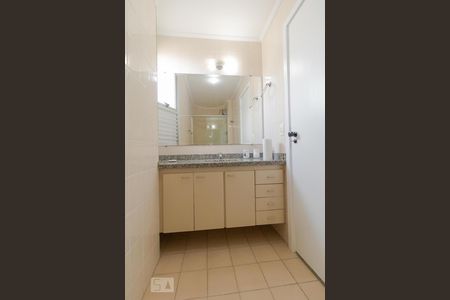 Banheiro da Suíte de apartamento à venda com 2 quartos, 70m² em Mansões Santo Antônio, Campinas