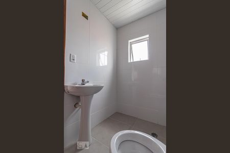 Banheiro de kitnet/studio para alugar com 1 quarto, 15m² em Vila Marieta, São Paulo