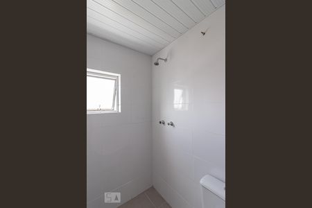 Banheiro de kitnet/studio para alugar com 1 quarto, 15m² em Vila Marieta, São Paulo