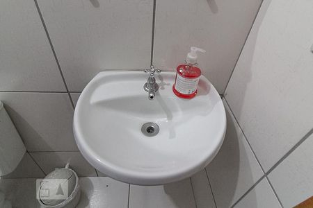 Banheiro de kitnet/studio para alugar com 1 quarto, 40m² em Boqueirão, Curitiba