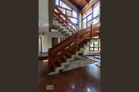 Escadas de casa para alugar com 3 quartos, 720m² em Alphaville, Santana de Parnaíba